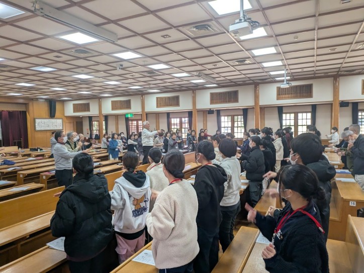 ③「クラブ活動の見学（コーラス部）」